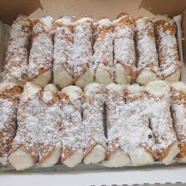 Cannolis.